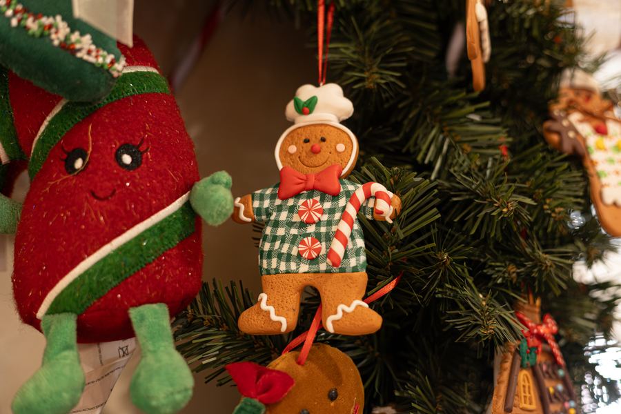 Un omino di pan di zenzero appeso all'albero