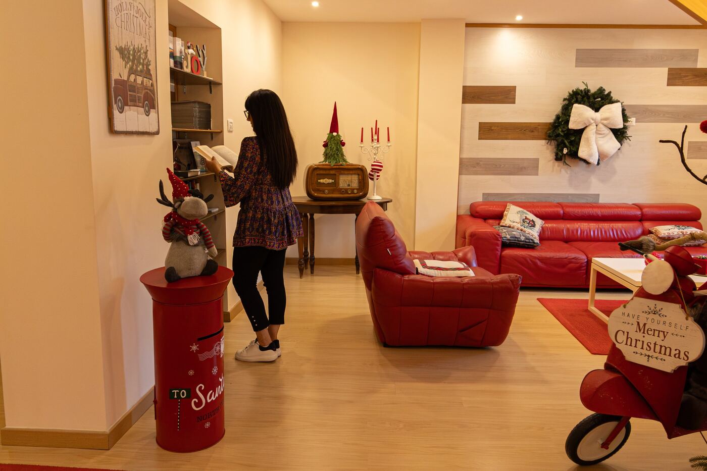 Il salotto con i divani rossi, la radio d’epoca e la cassetta delle lettere per Babbo Natale