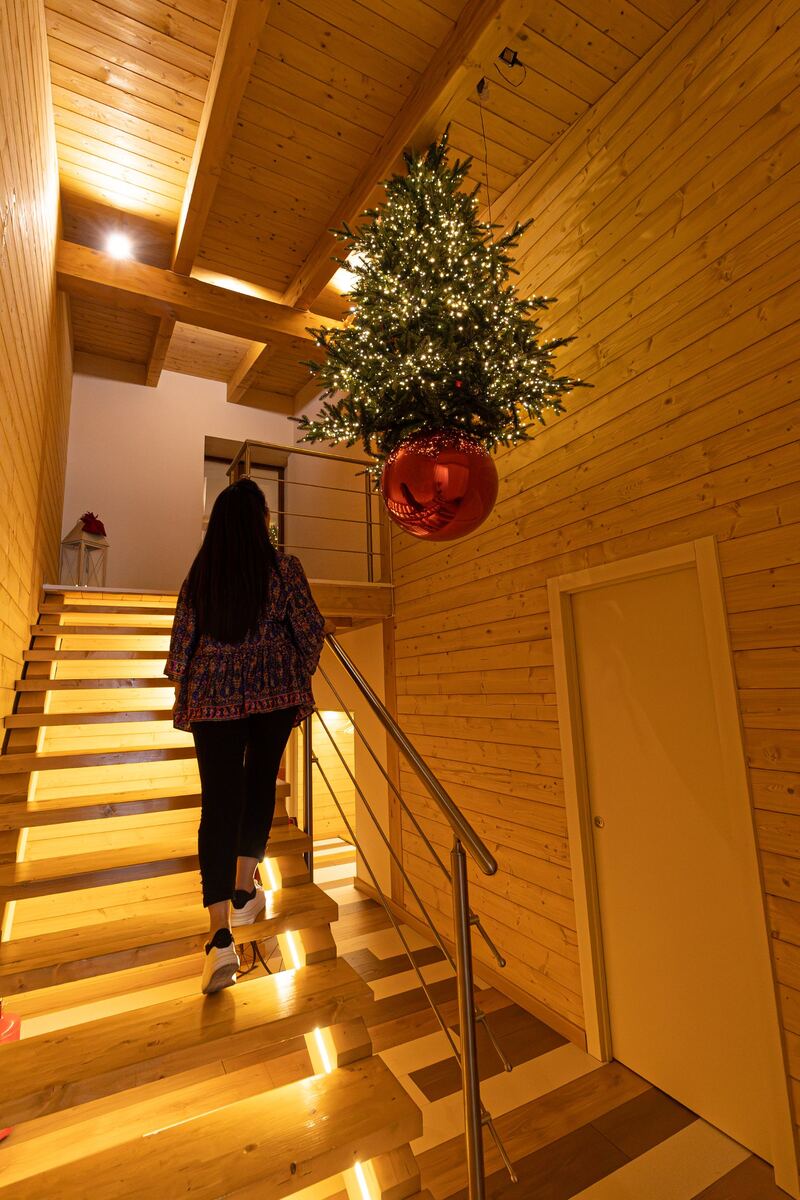 La scala in legno con l’albero di Natale appeso al soffitto