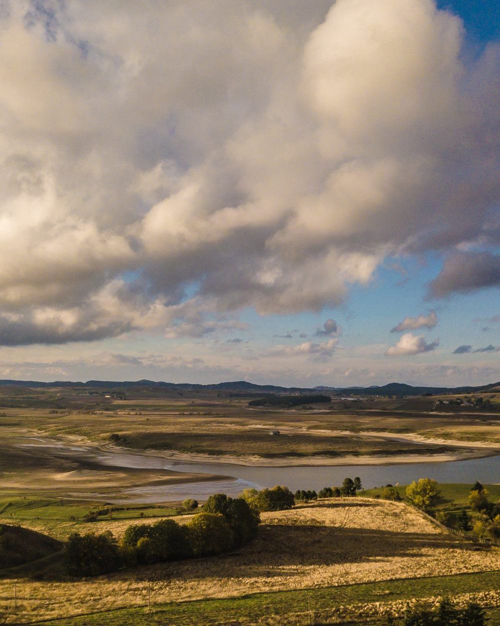 L'altopiano e il lago sotto le nuvole d'autunno